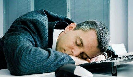 خبراء يكشفون أن النوم أثناء العمل يزيد الإنتاج – الوحدة نيوز