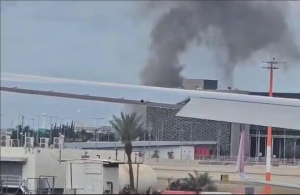 تصاعد الدخان وسط مطار اللد "بن جوريون" بعد سقوط صاروخ فلسطين 2