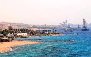 يظهر ميناء أم الرشاراش "ايلات" معطلا بفعل الحصار المطبق عليه يمنياً