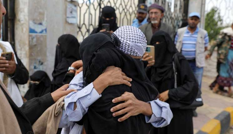 الآلاف ينتظرون الحرية..  معاناة الأسرى تتفاقم وتعنت المرتزقة يعرقل التبادل